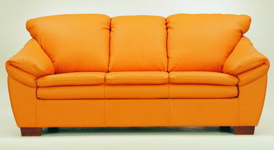Ms de un sof de color naranja