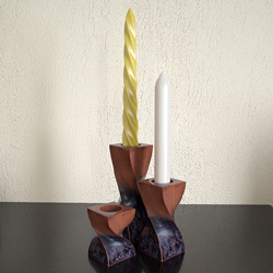 Modelo en 3D de candelabros de madera y velas