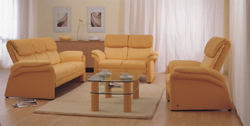 sof amarillo sala de estar en casa junto modelo 3D (materiales incluidos)