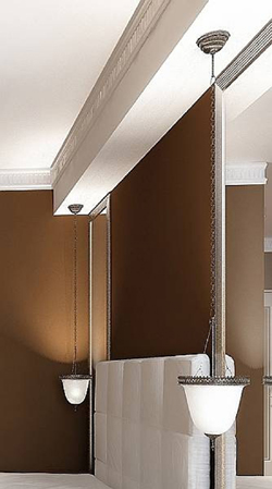 Candelabros de estilo europeo y una cama elegante