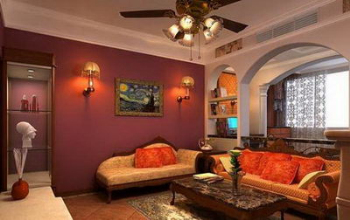 Una sala de estar con un tono rojo