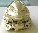 Condecoraciones - sapo estatua de oro